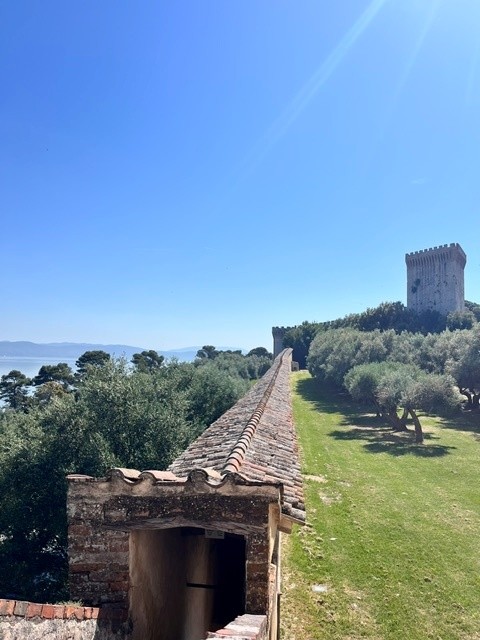 Uitzicht vanaf het eeuwenoude fort in Castiglione del Lago aan het Trasimenomeer