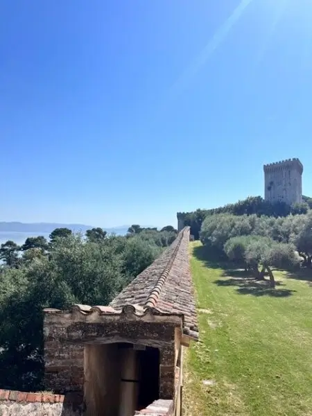Uitzicht vanaf het eeuwenoude fort in Castiglione del Lago aan het Trasimenomeer