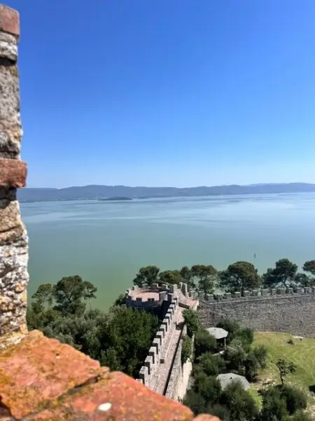 Wijds uitzicht vanaf eeuwenoud fort in Castiglione del Lago aan het Trasimenomeer