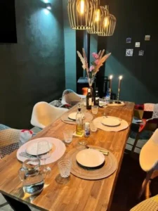 Gedekte eettafel bij de houtkachel in de woonkamer, vakantiehuis in Umbrië