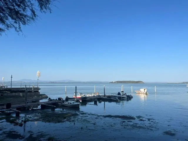 Haventje aan het lago trasimeno, umbrië