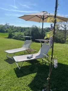 Ligstoelen met uitzicht op het Umbrische landschap, casa vacanze Umbrië