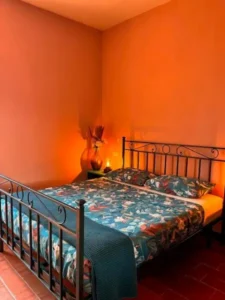 Slaapkamer met kingsize bed in vakantiehuis Villastrada, Umbrië