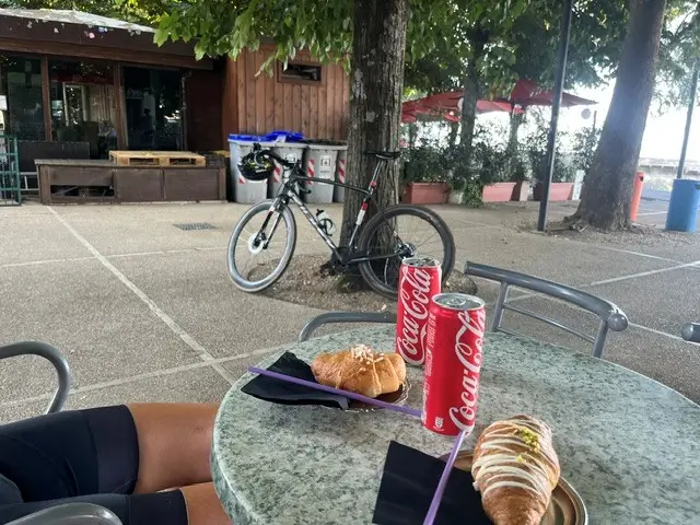 Terras met croissants en coca cola aan het Lago Trasimeno