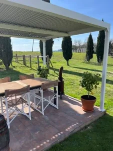 Pergola en terras met uitzicht op cipressenlaan, casa vacanze in Umbrië